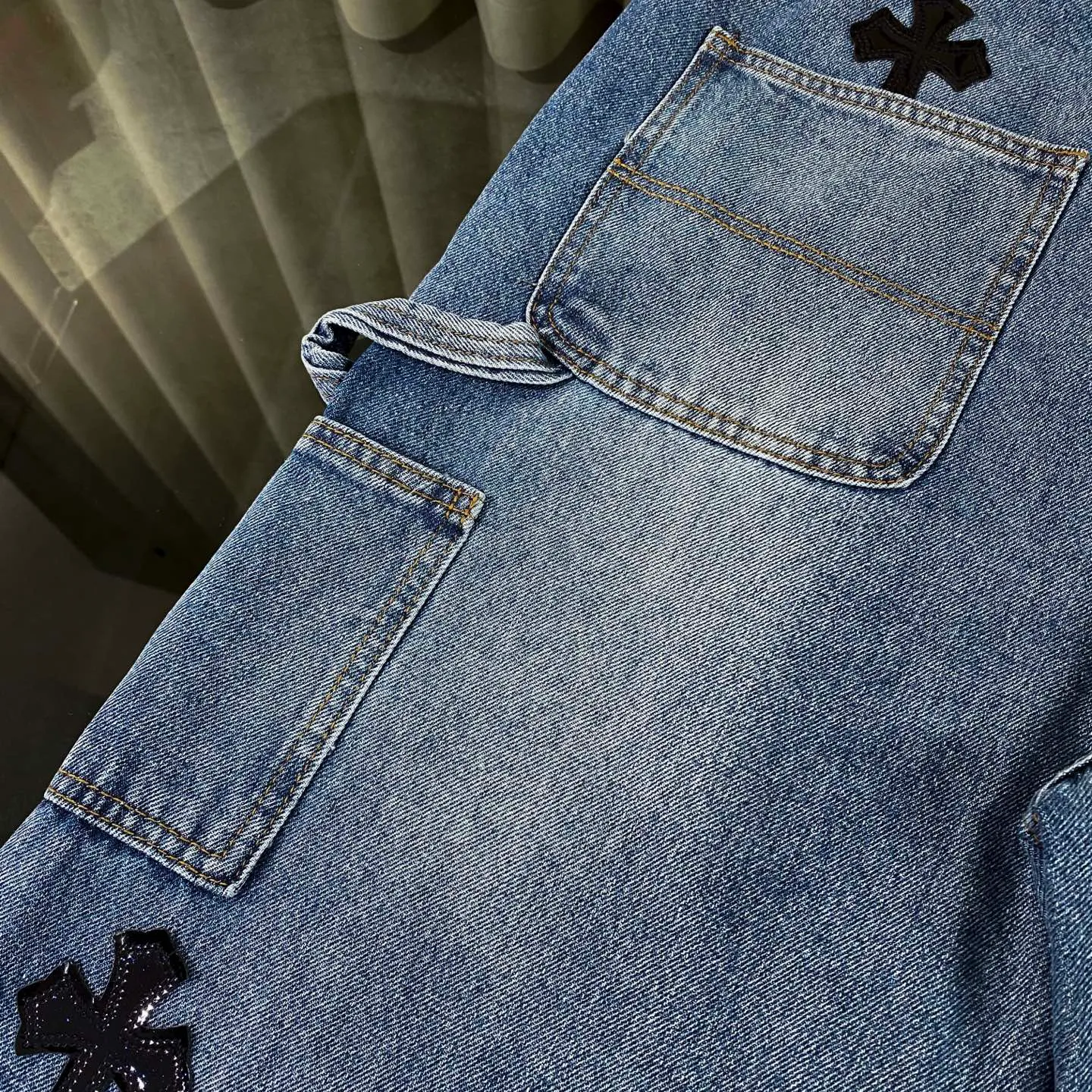 P270 CH Chromehearts limited edition work jeans denim logging pants, cabinet price 34W level, patchwork cross pattern embellishment, washed jeans! ! An absolutely high-end luxury product, a 1.9W-level god-level single product, a super popular product, made by top heavy industry, a magic weapon that cannot be missed! [About Zangyin] This is an extremely luxurious fashion brand that can also be called the aristocracy of the high street. It has always been an exclusive brand for some hipsters or rich second generations. Compared with ordinary high streets, it is more luxurious and noble. Compared with luxury brands, it is more fashionable and individual. It has always been a brand that I have a special liking for. [Top heavy industry fashion design] Consistently high-street luxury style. Speaking of this style, the Zangyin family and GU family are definitely the leading representative brands. Especially the Zangyin family has really achieved a state-of-the-art effect in creating high-street style. The unique washed material is used to create this style. The color system is already quite eye-catching. After it is decorated with patchwork cross flowers, it cleverly highlights the charm of the brand. Secondly, this style uses classic The high-waist cutting design highlights the long legs and fashionable temperament of the upper body. The brand is highly recognizable and the slim fit configuration is more suitable for daily wear. It is a product that interprets personality, fashion, and specifications at a glance. This single product is enough to make any fan excited. It can be a white T-shirt for a youthful college style, or a tight suspender for a royal style. It has strong matching ability and can be easily controlled by men.  [Materials and craftsmanship] Needless to say, this point goes without saying. As an excellent craftsman brand, Zangyin’s requirements for details and craftsmanship are really perfect. The washed color of this model has gone through so many processes, not to mention the embellishment of denim appliques. It is also purely hand-made and sewn. Just like what they believe in, only hand-made things have soul and have the meaning of wear. A top-notch heavy-duty fashionable denim item, I look forward to your perfect interpretation! !  Color: blue Size: 28-34